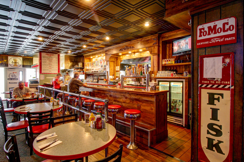 Daves-Bar-and-Grill-12-1024x683